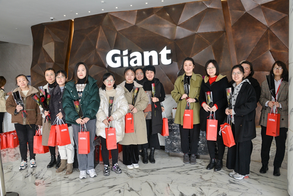 鲜花送巾帼 春风入怀抱——永利集团304am登录集团预祝妇女节快乐