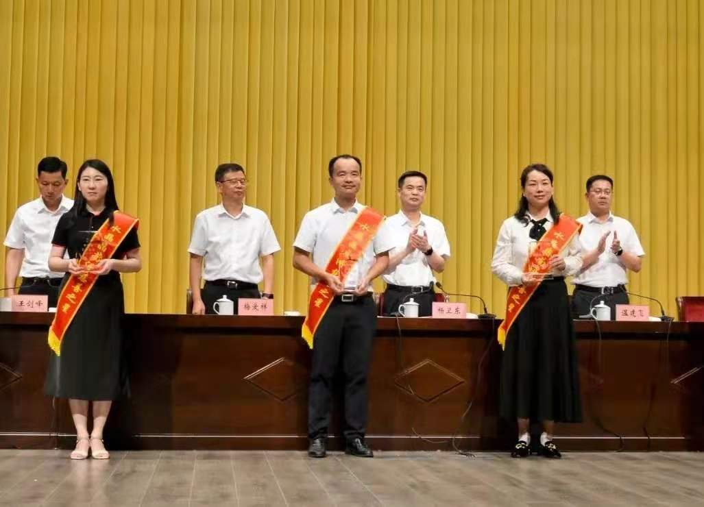▲永利集团304am登录集团荣获“五星级水晶晶南浔慈善之星”奖